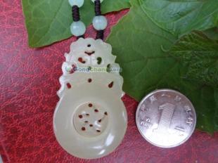 晶瑩潤澤，財源滾滾 阿富汗玉“錢袋”吊墜工藝品鑒賞